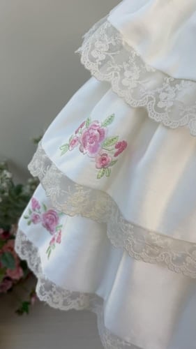 فستان ريمي بطبقات مطرزة بالورد+طوق+جيبونة