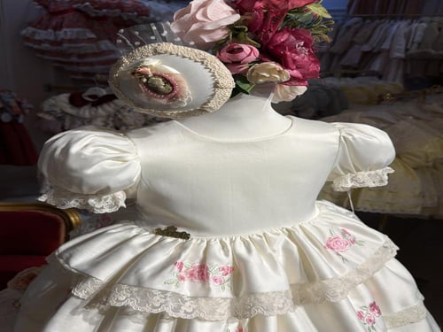 فستان ريمي بطبقات مطرزة بالورد+طوق+جيبونة