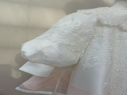 فستان روزالين للمواليد بالدانتيل الابيض