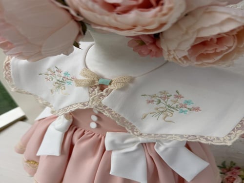 فستان خربزي بفيونكات بيضاء