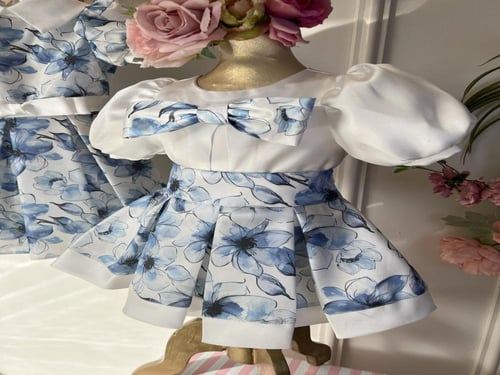 فستان بطبعات ورد ازرق