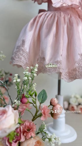 فستان وردي بالدانتيل