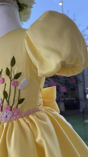 فستان اصفر مطرز