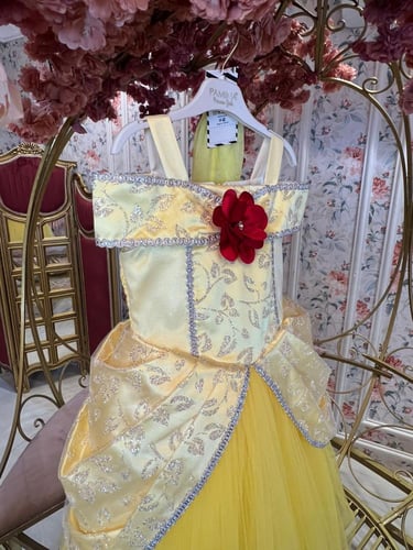 فستان جميلة + قلفزات