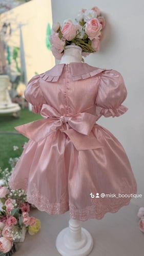 فستان وردي بالدانتيل