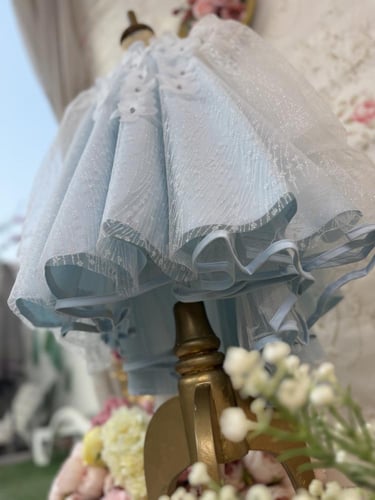 فستان تل ثلجي مزين بالورد والكريستالات