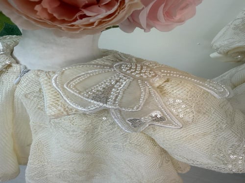 فستان سكرة الصغيرة بفيونكات