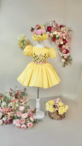 فستان اصفر مطرز