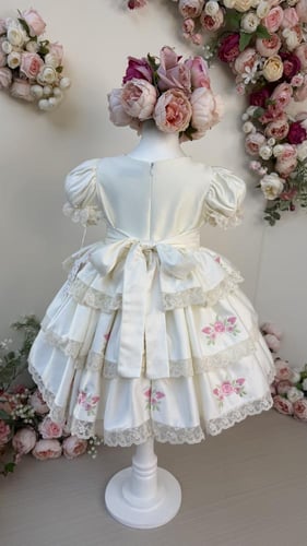 فستان ريمي بطبقات مطرزة بالورد+طوق+جيبونة