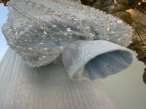 فستان سماوي مشتغل بالخرز