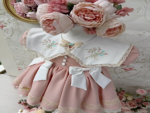 فستان خربزي بفيونكات بيضاء