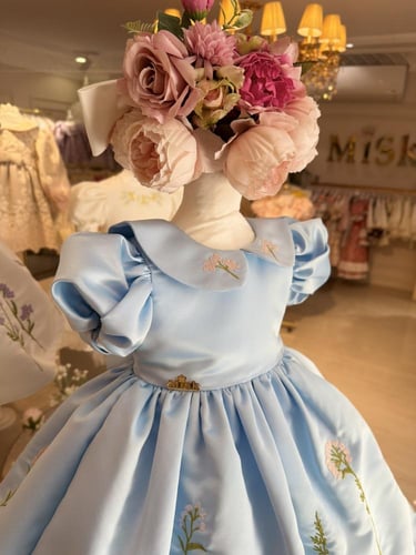 فستان وردة العيد ( مطرز بالورد) +فيونكة الشعر