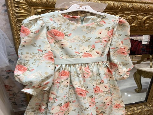 فستان مورد للعمر المحير