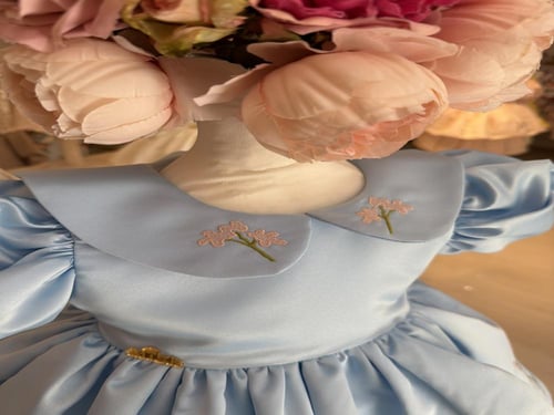 فستان وردة العيد ( مطرز بالورد) +فيونكة الشعر