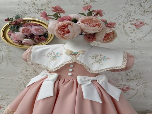 فستان خربزي بفيونكات بيضاء