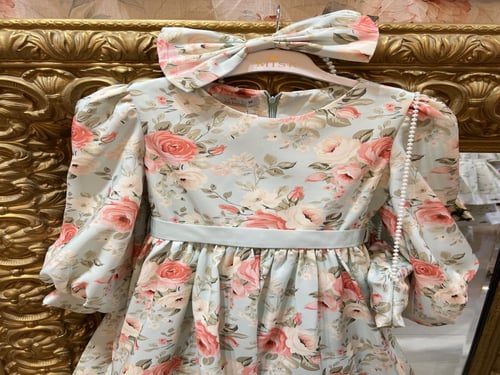 فستان مورد للعمر المحير