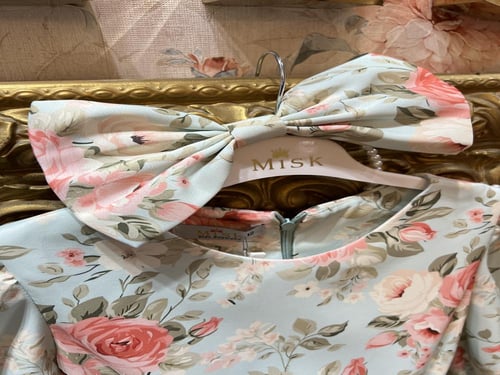 فستان مورد للعمر المحير