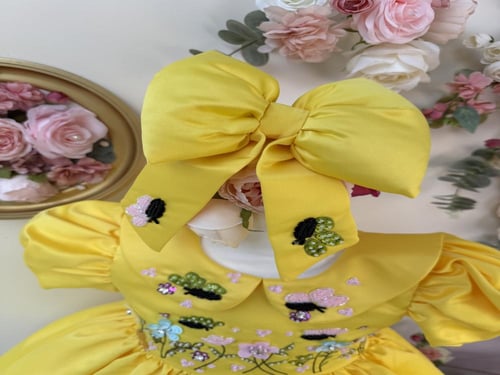 فستان الفراشة مع طوق الشعر