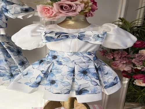 فستان بطبعات ورد ازرق