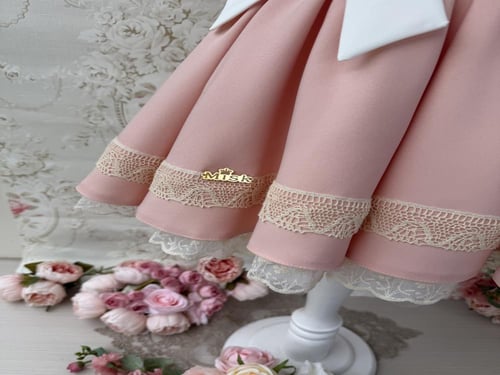 فستان خربزي بفيونكات بيضاء