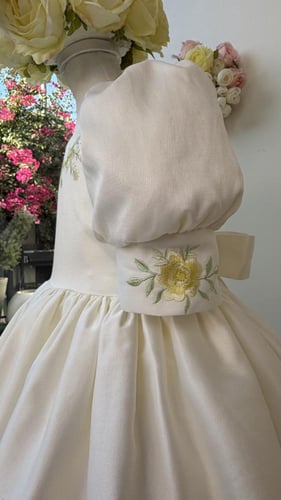 فستان ريمي الصغيرة+ فيونكة الشعر