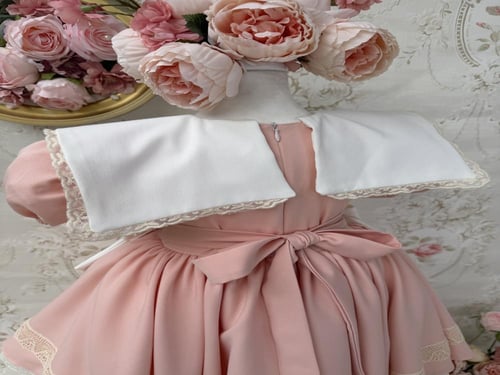 فستان خربزي بفيونكات بيضاء