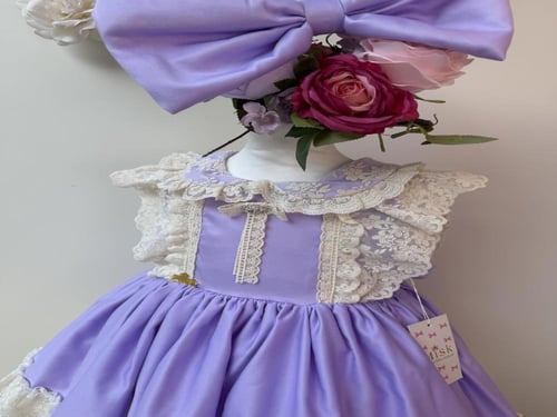 فستان فيكتوري موف مع طوق فيكتوري كريستال