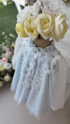 فستان تل ثلجي مزين بالورد والكريستالات