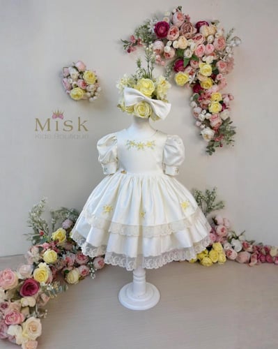 فستان ريمي الصغيرة+ فيونكة الشعر