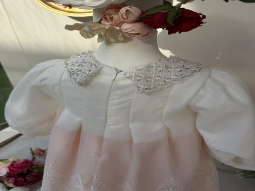 فستان روزالين للمواليد بالدانتيل الابيض