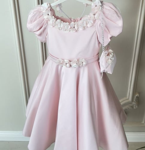 فستان احمر كلوش+شنطة+طوق ورد