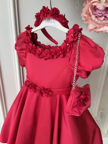 فستان احمر كلوش+شنطة+طوق ورد