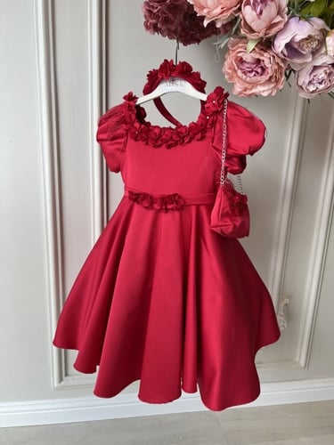 فستان احمر كلوش+شنطة+طوق ورد