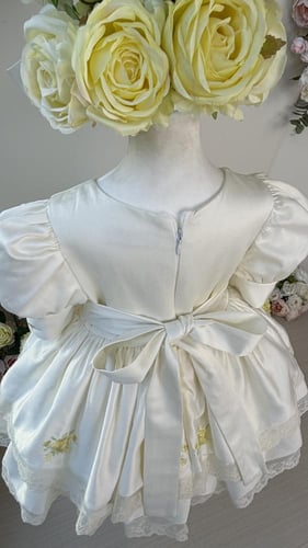 فستان ريمي الصغيرة+ فيونكة الشعر