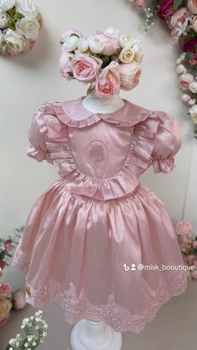 فستان وردي بالدانتيل