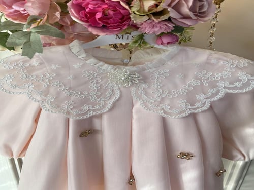 فستان بقبة مطرزة + جيبون داخلي