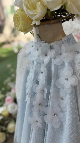 فستان تل ثلجي مزين بالورد والكريستالات