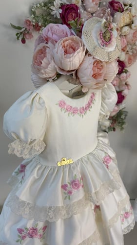 فستان ريمي بطبقات مطرزة بالورد+طوق+جيبونة