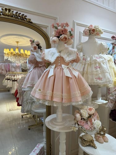 فستان خربزي بفيونكات بيضاء