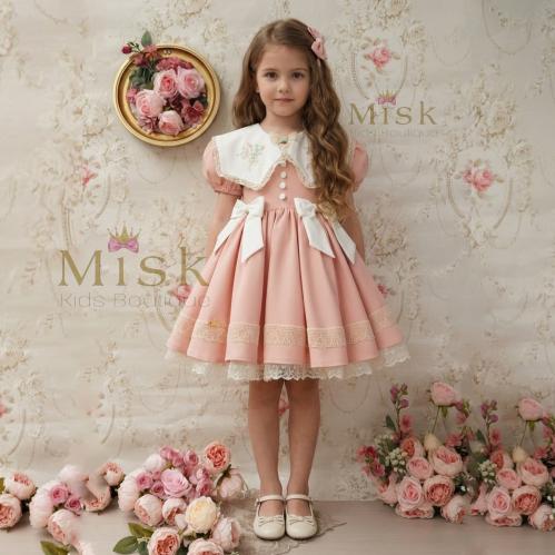 فستان خربزي بفيونكات بيضاء