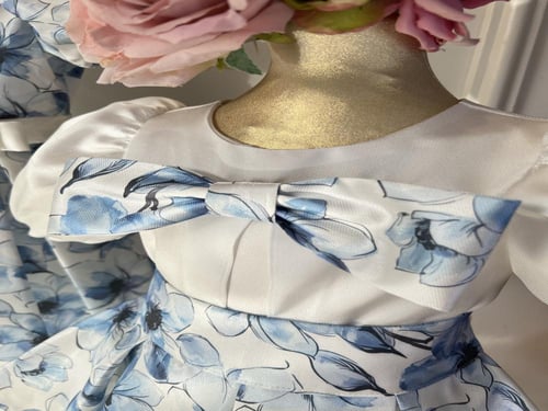 فستان بطبعات ورد ازرق