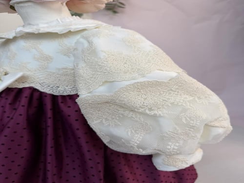 فستان عنابي بالدانتيل