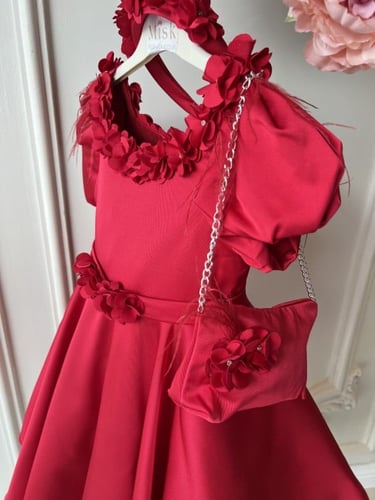 فستان احمر كلوش+شنطة+طوق ورد