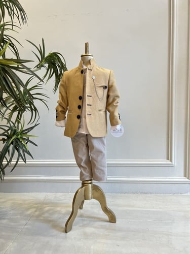 بدلة بيج( قميص+ جاكيت+ بنطلون+ بروش)