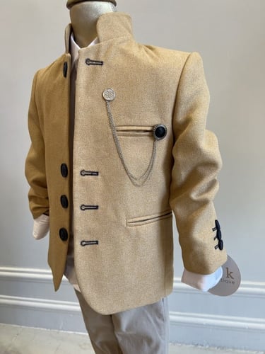 بدلة بيج( قميص+ جاكيت+ بنطلون+ بروش)