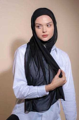 حجاب مع فتحة عند الأذن | اللون أسود