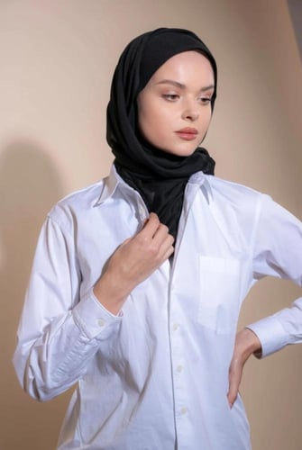 حجاب مع فتحة عند الأذن | اللون أبيض