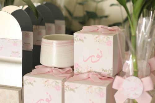 كوب سيراميك وردي مع أبيض