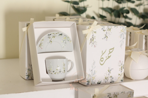 كوب مع صحن بطباعة الثيم