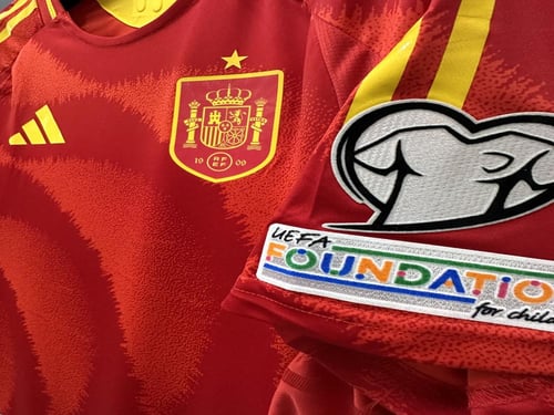 تيشيرت اسبانيا الاساسي فئة لاعبين -2025